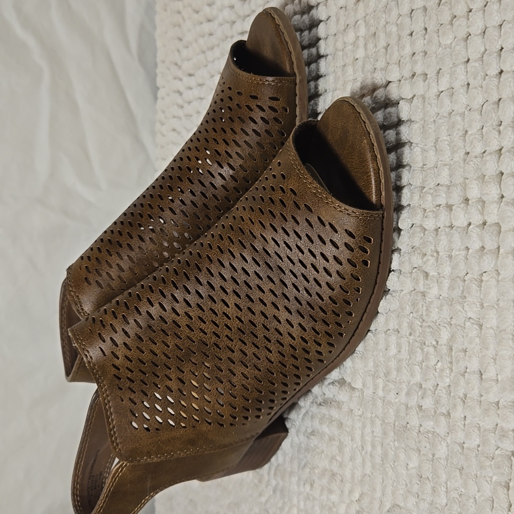 UNR8ED Brown Faux Leather Open Toe Perforated Low Heel Shooties size 6